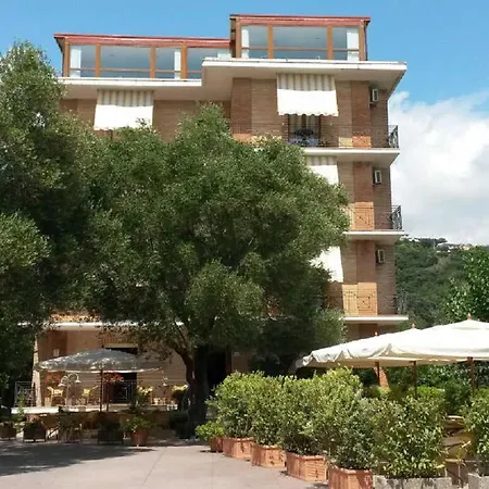 Orion فندق فيلاماري